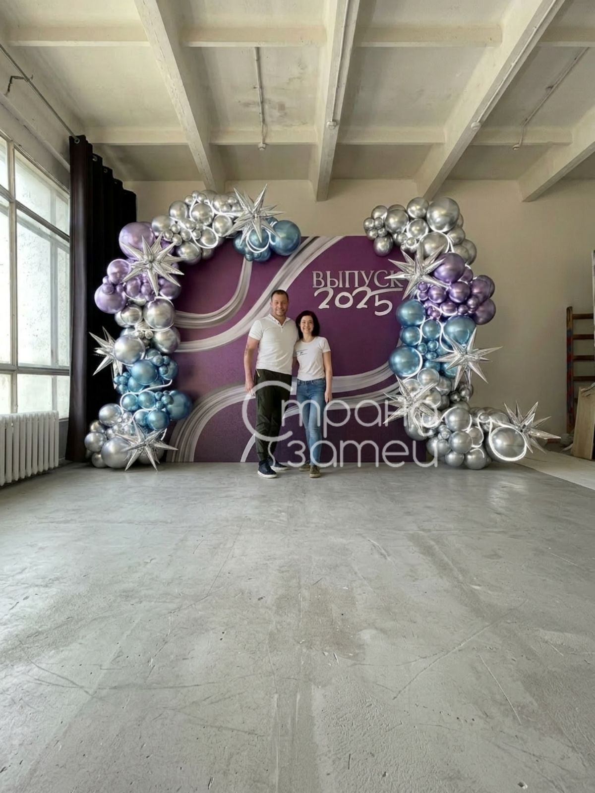 Фотозона из шаров на выпускной 4,5×2,4 м с хром-шарами и подсветкой, Нижний Новгород
