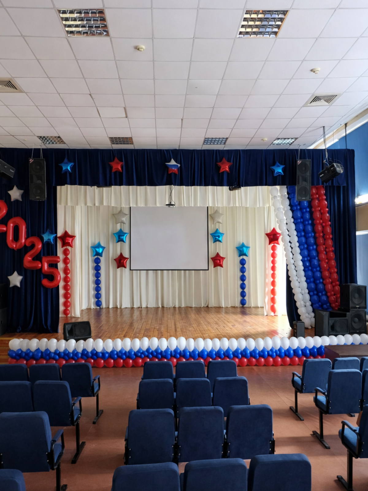 Оформление сцены к вручению аттестатов: шары, звёзды и цифры, Нижний Новгород