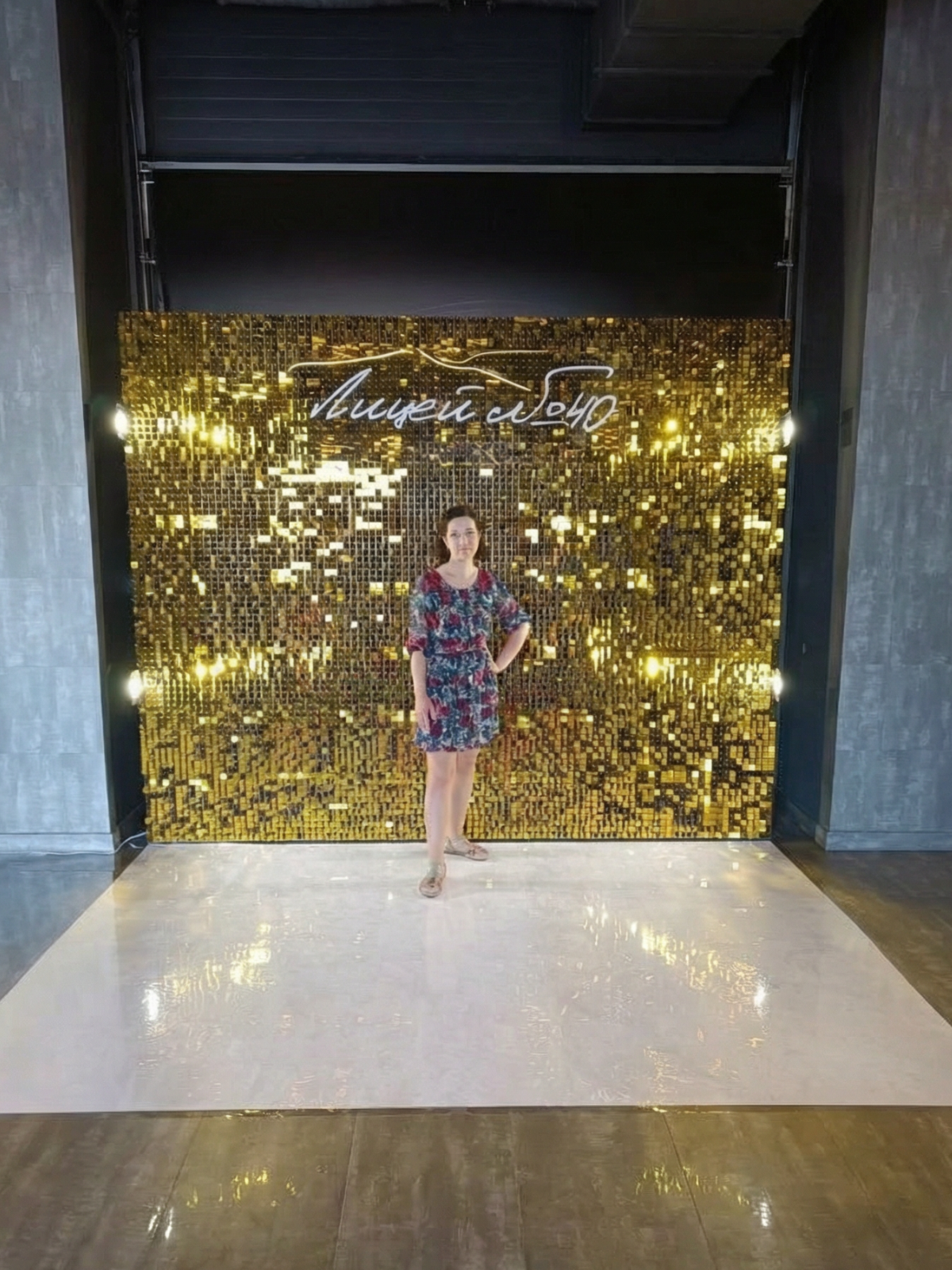 Фотозона на выпускной с золотыми пайетками и полом 3×2 м, Нижний Новгород