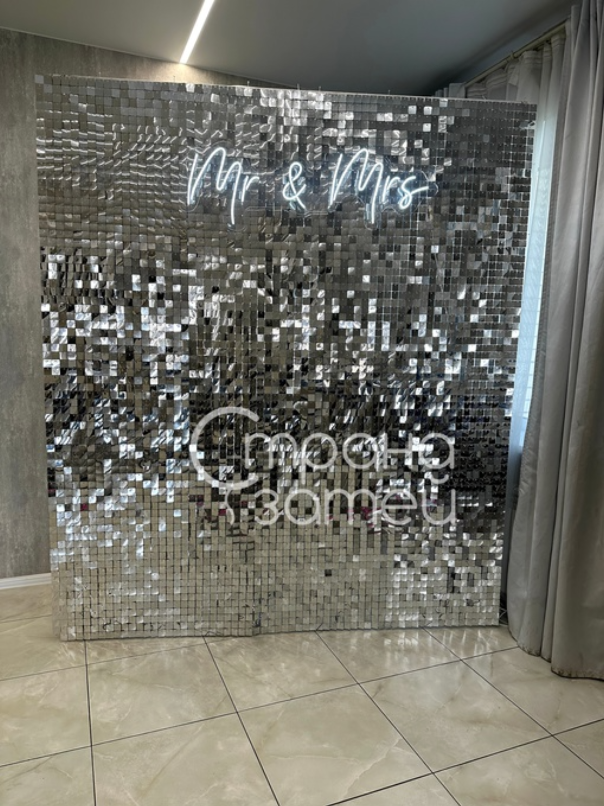 Фотозона Mr & Mrs для небольшой свадьбы, Нижний Новгород