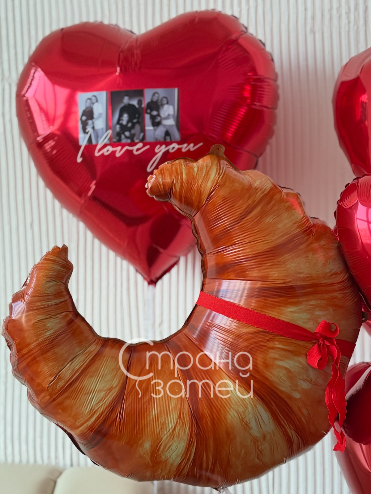 Сет шаров с круассаном, большим сердцем с фотографиями и фонтаном из 10 красных сердец