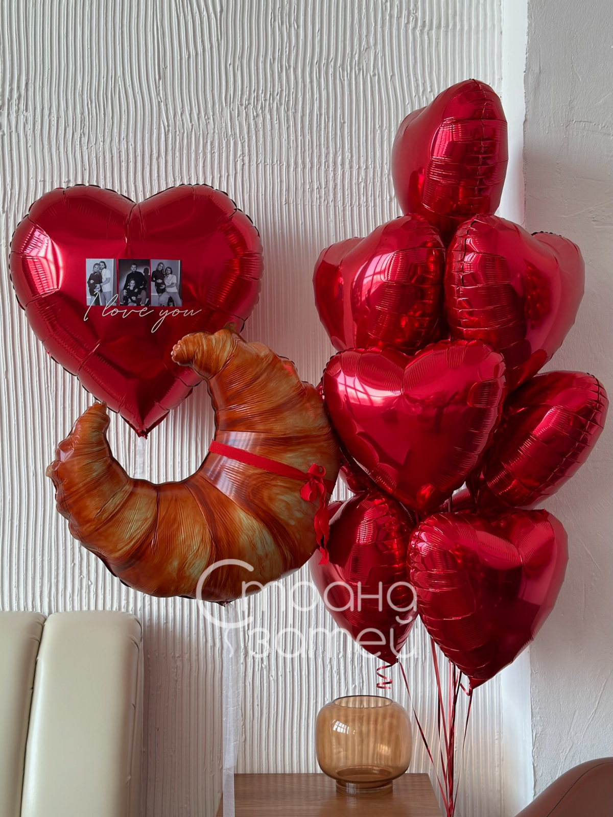 Сет шаров с круассаном, большим сердцем с фотографиями и фонтаном из 10 красных сердец