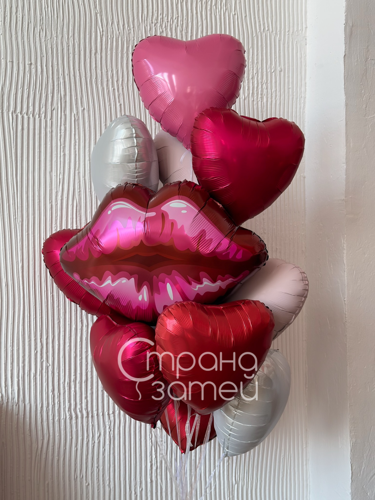 Фольгированная фигура Поцелуй и 12 гелиевых сердец. Отлично подойдёт для 14 февраля, вечеринок и романтических сюрпризов. Доставка и самовывоз по Нижнему Новгороду.