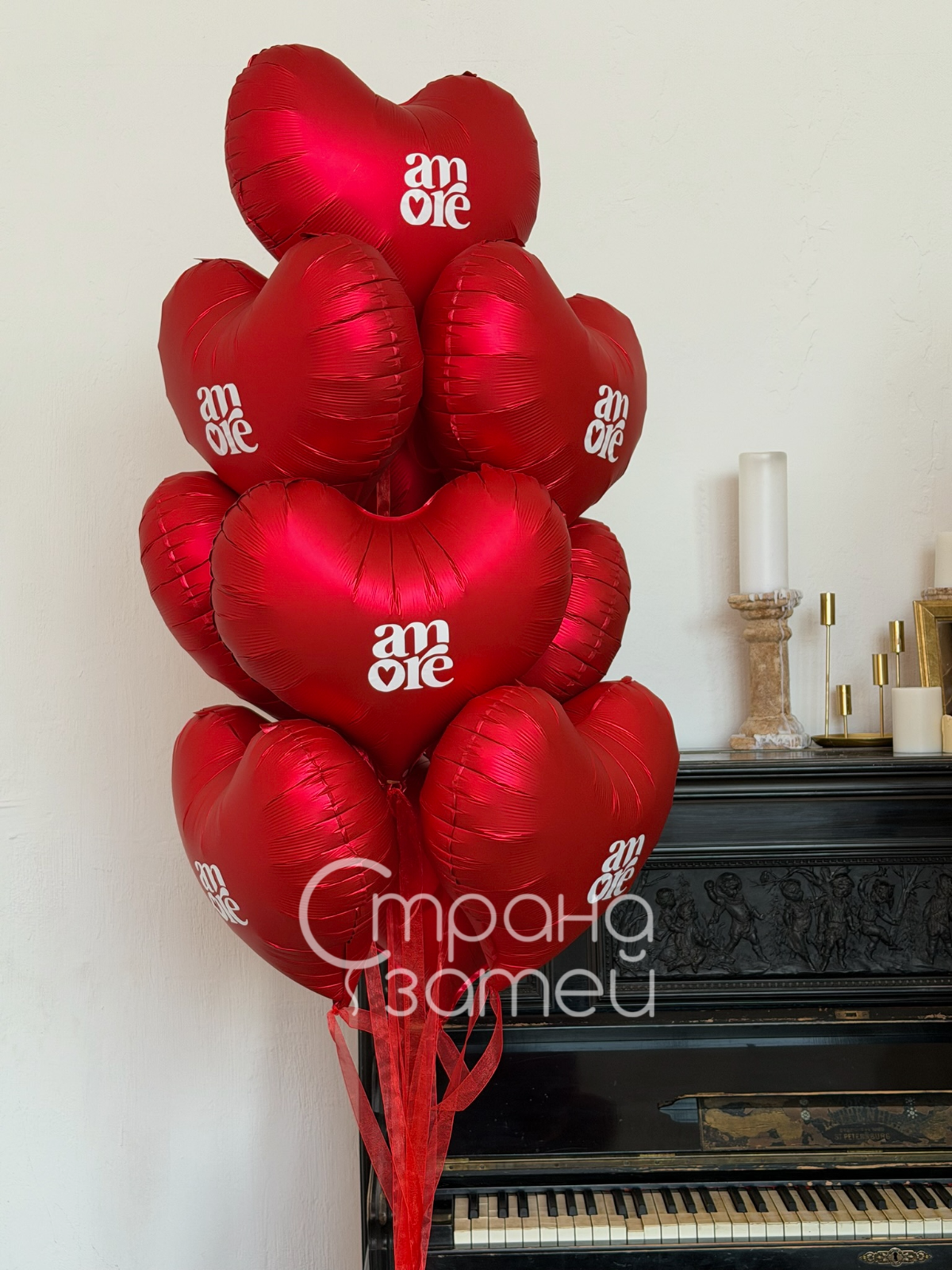 Связка красных сердец Amore с надписями по кругу для оформления бутика и салона в Нижнем Новгороде