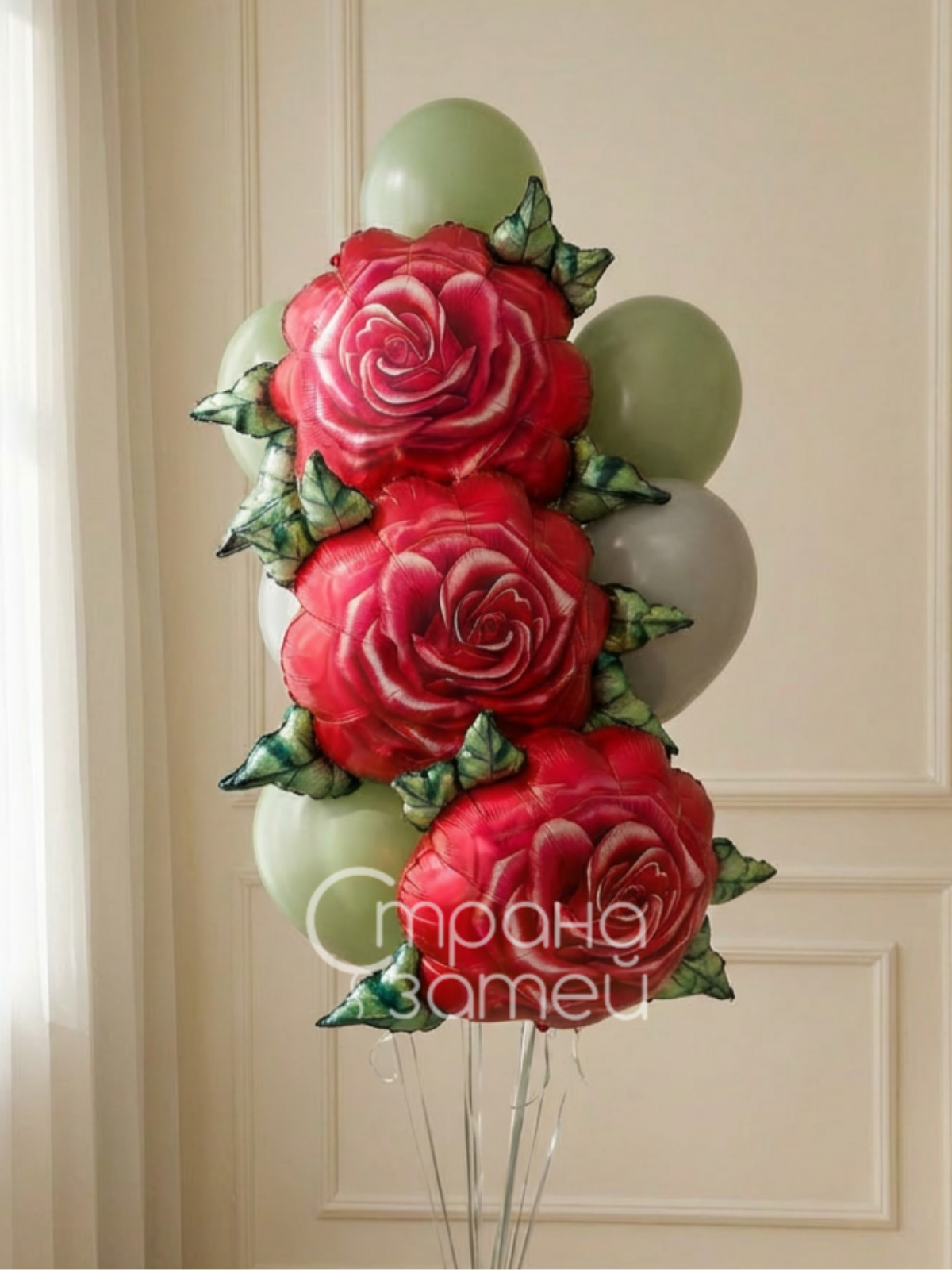 Фонтан из 12 шаров: зелёные латексные оттенков лавровый лист и эвкалипт и крупные фигуры красных роз, Нижний Новгород