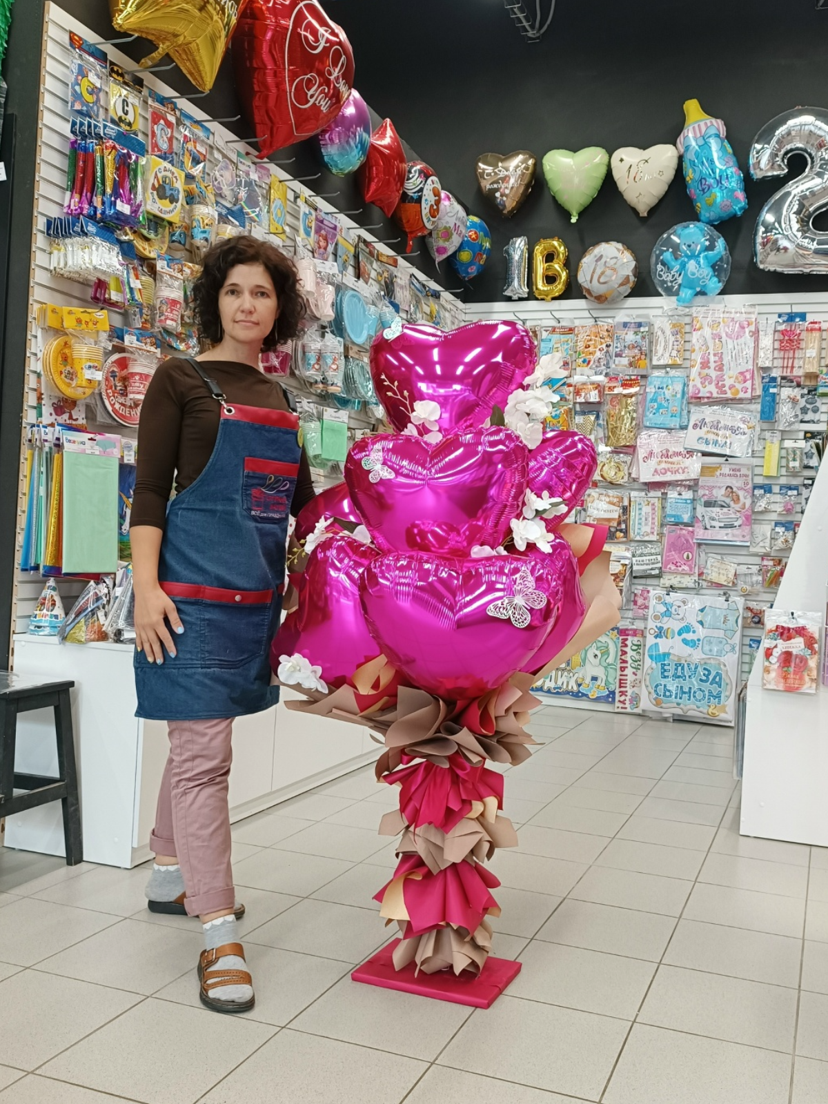 Букет из шаров с фольгированными сердцами на стойке для неё, Нижний Новгород