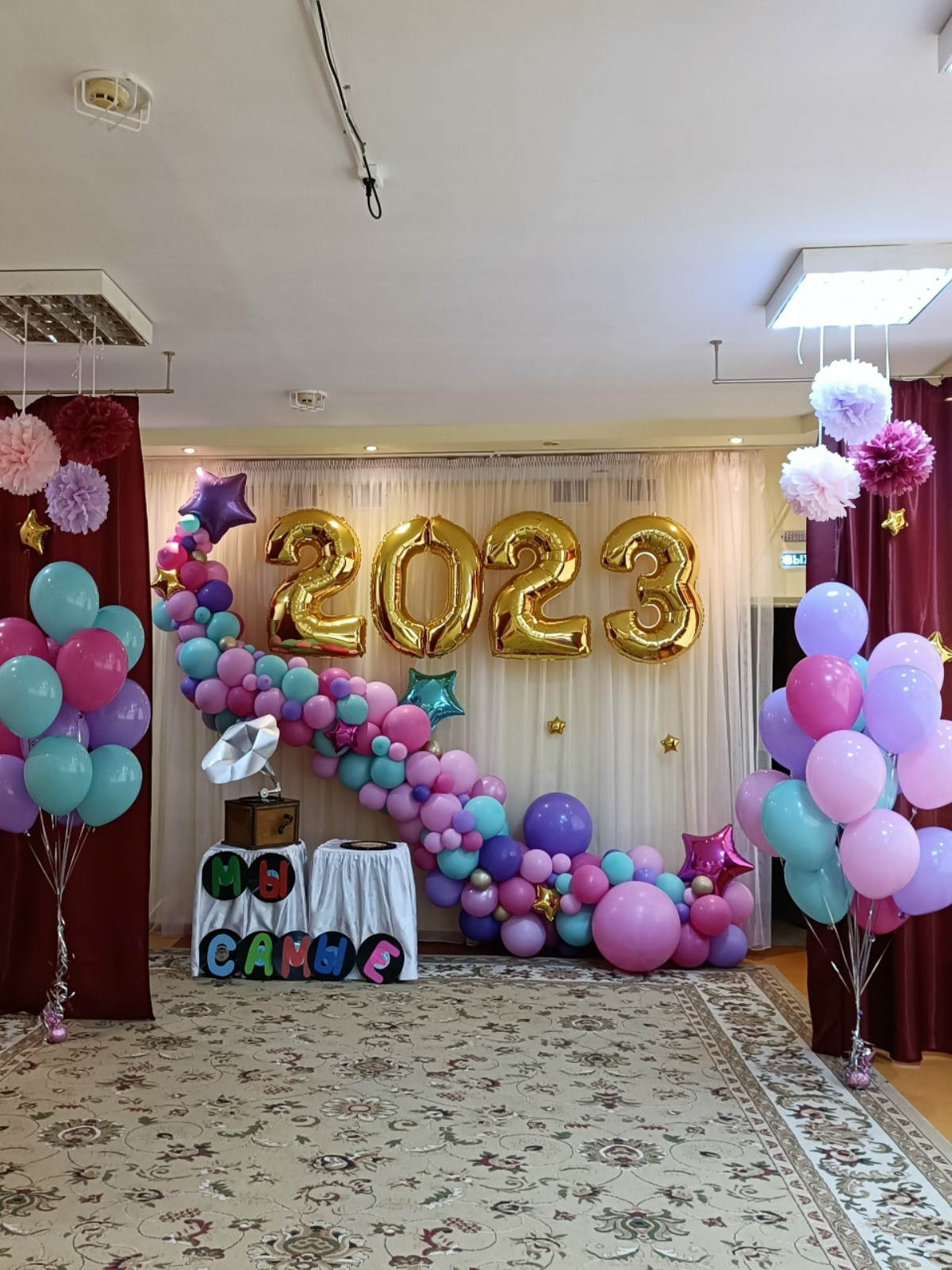 Оформление выпускного в детском саду с гирляндой и цифрами года, Нижний Новгород