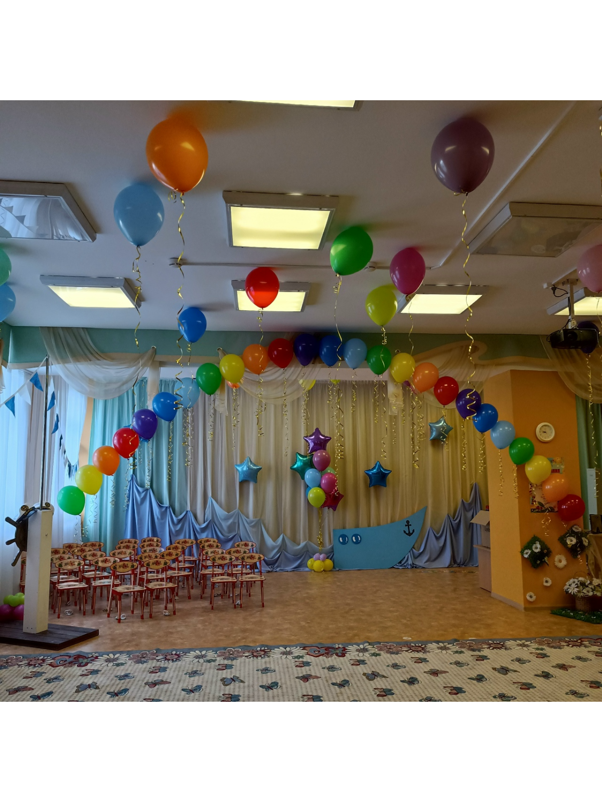 Оформление выпускного в детском саду с аркой и шарами под потолок, Нижний Новгород