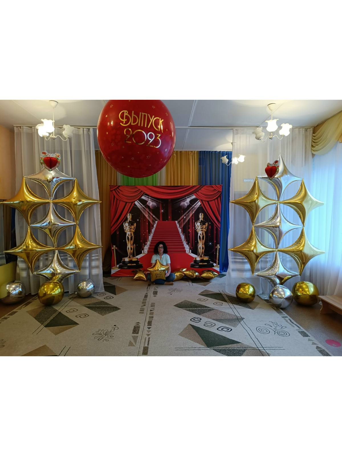Оформление выпускного в детском саду с баннером и большим шаром, Нижний Новгород