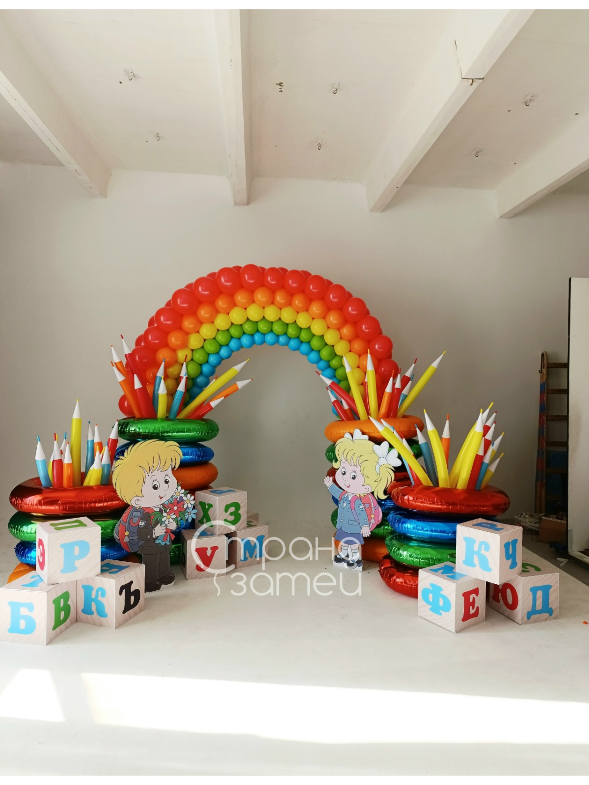 Фотозона на выпускной в детском саду с радугой из шаров, Нижний Новгород