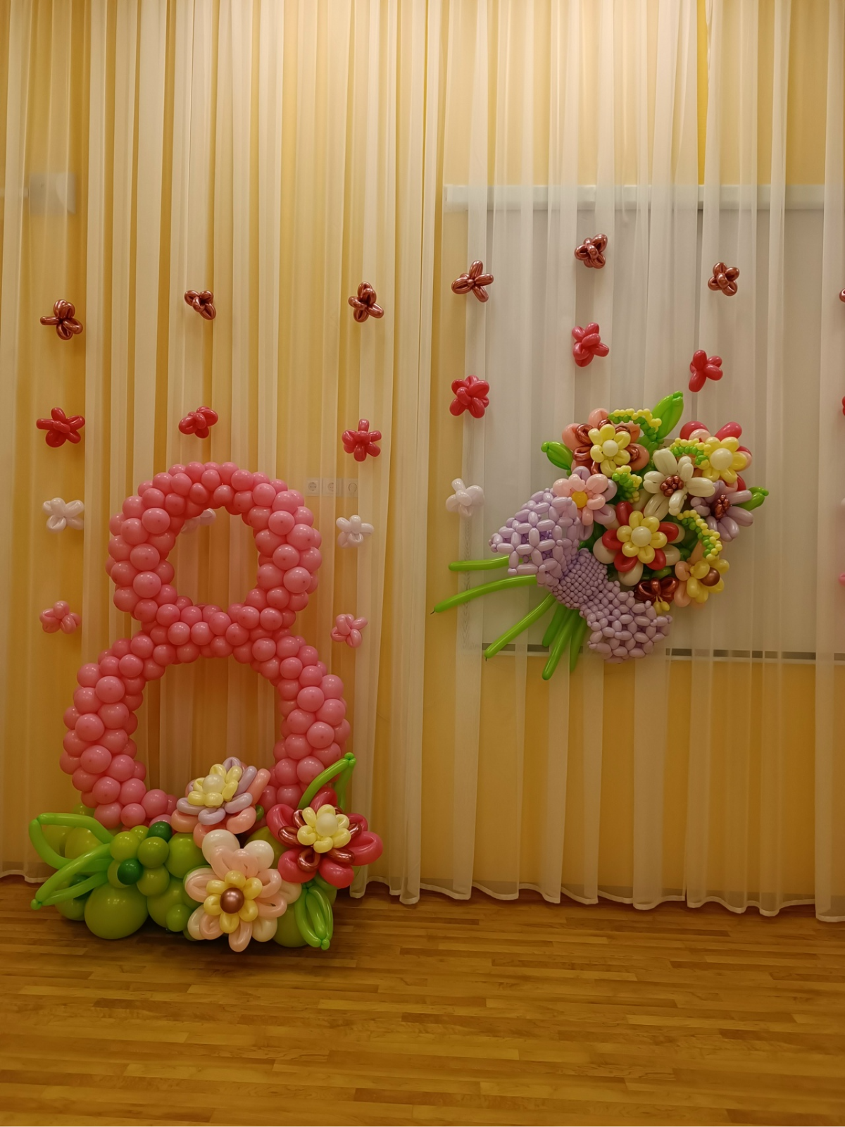 Оформление на 8 Марта с цифрой 8 и цветочным панно, Нижний Новгород