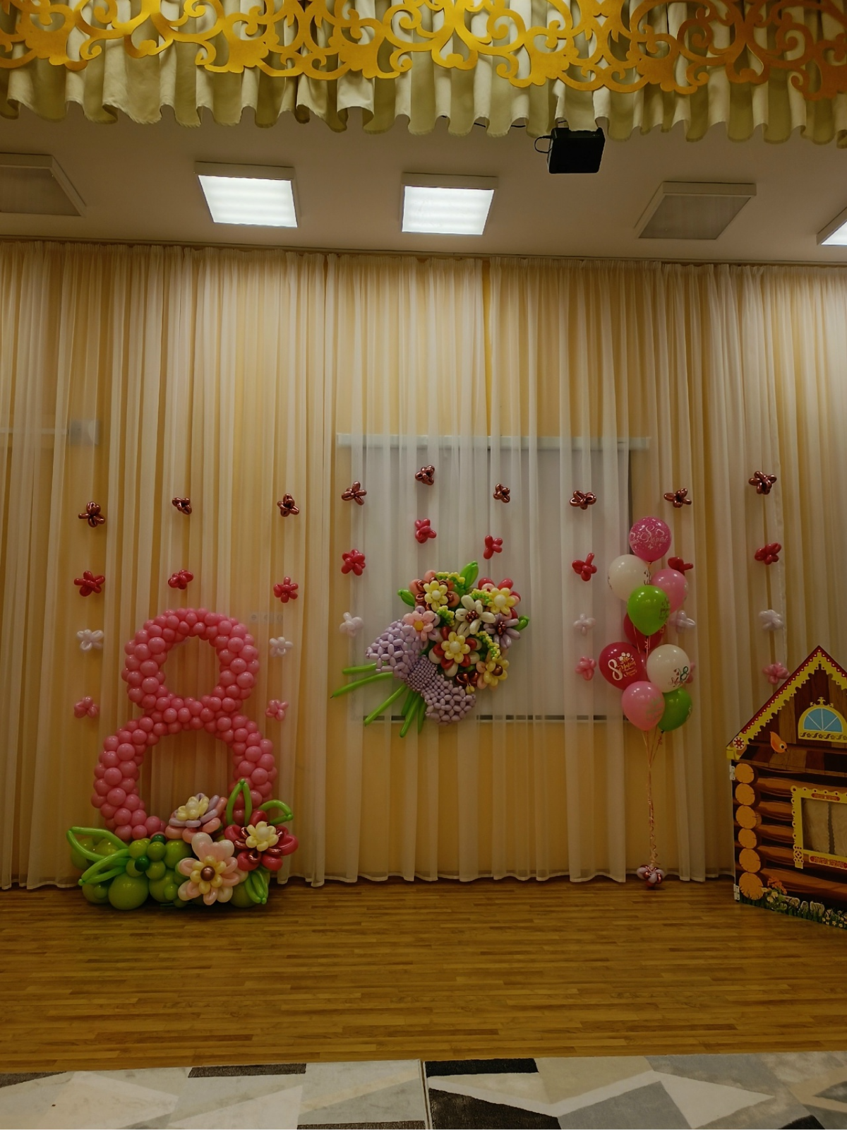 Оформление на 8 Марта с цифрой 8 и цветочным панно, Нижний Новгород